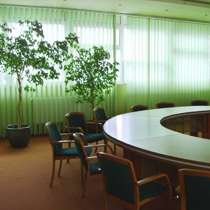 В комнате переговоров, зеленые